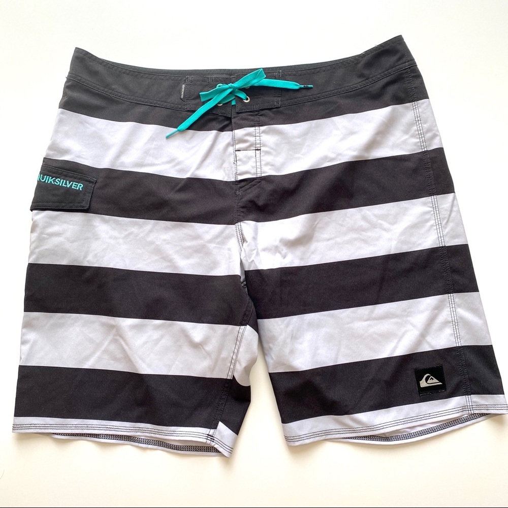 QUIKSILVER Black and white stripes swim trunk